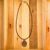 Amulett ‚Blume der Gunst‘ – Handgemachte Halskette